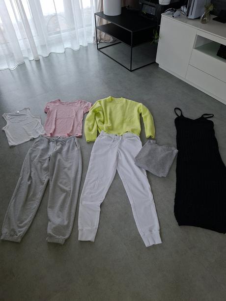 Balík oblečenia s, s