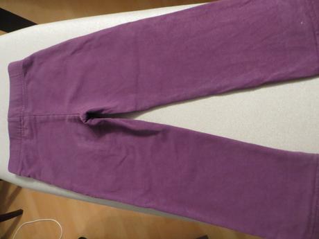 Fialové nohavice, 86