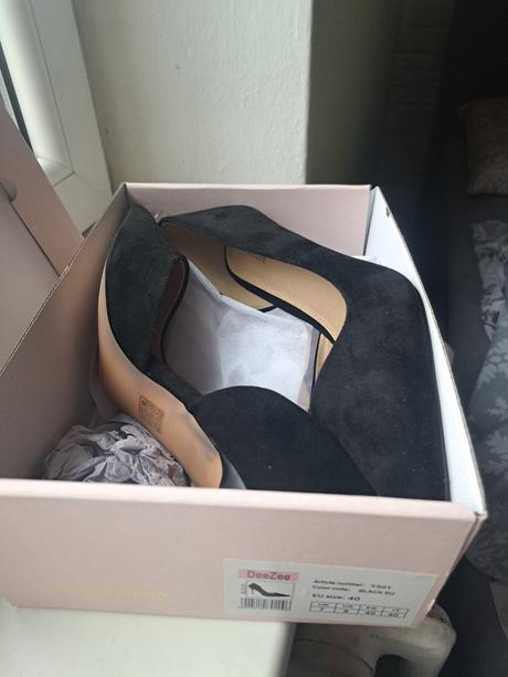 Čierne lodičky, 40