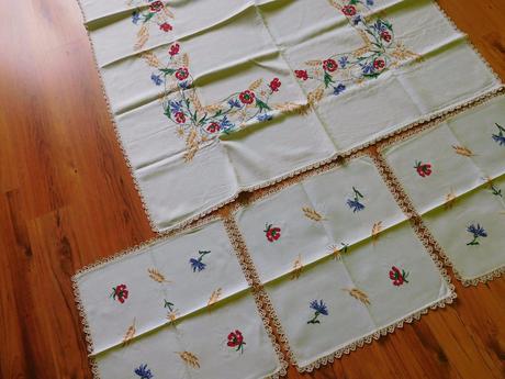 Vidiecký -ručne vyšívaný set obrusov-122x135cm,, 
