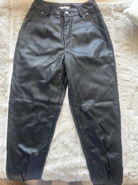 Čierne leskle nohavice imitácia kože, 34