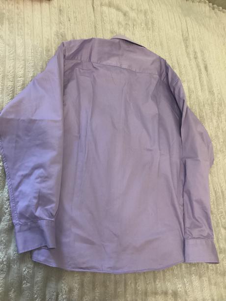 Fialová košeľa, 47