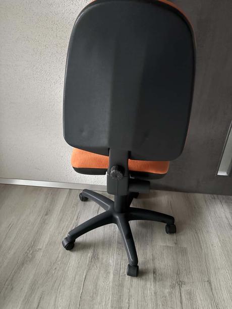 Predám otočnú stoličku na kolieskach,