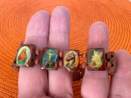 Drevený náramok s náboženskou tématikou,