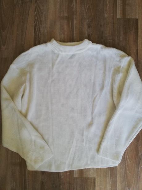 Biely rebrovany sveter,