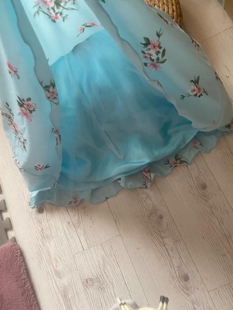 Princeznovske šaty, 128