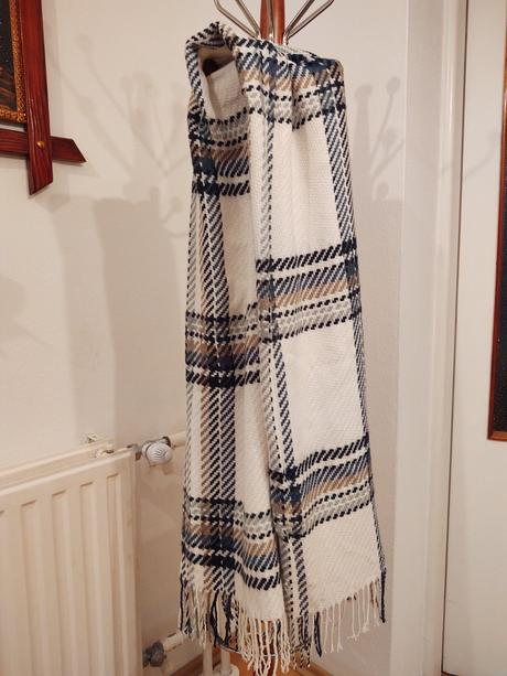 Biely károvaný šál, 