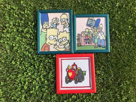 Vyšívané obrázky v ráme - simpsonovci a traktor, 