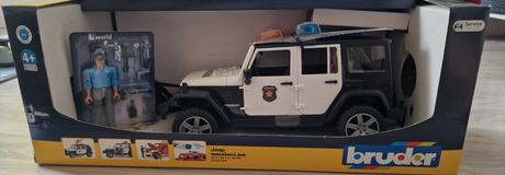 Jeep wrangler policie s figurkou policajta, 