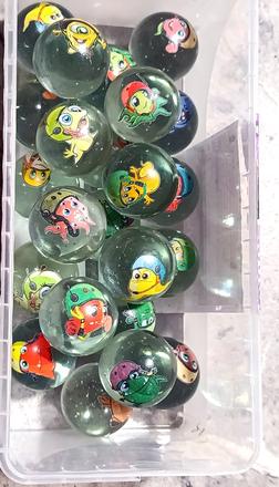 33 sklenených guličiek s obrázkom, 