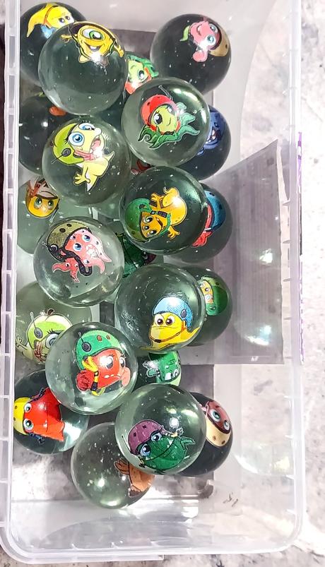 33 sklenených guličiek s obrázkom, 