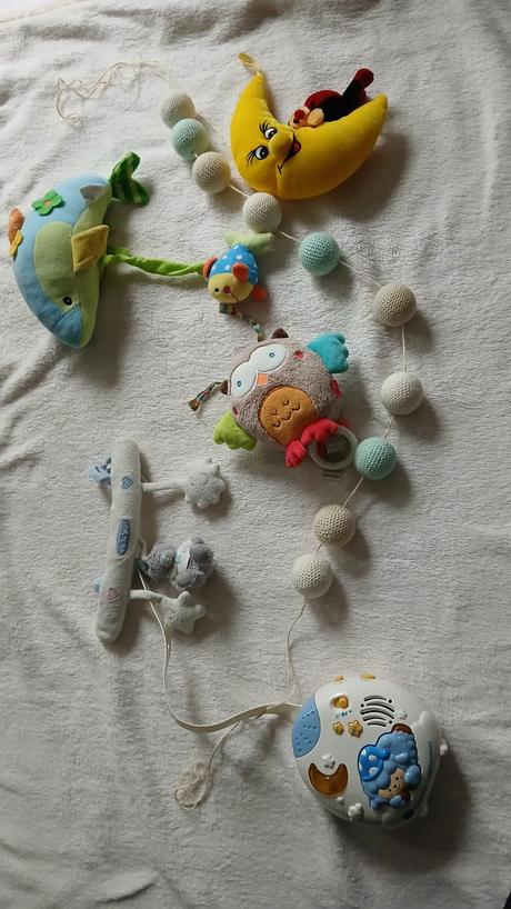 Projektor, plachty, povlecenie a hracky, 