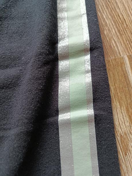 Úzke teplákové nohavice a ozdobnými pásikmi, takko,146