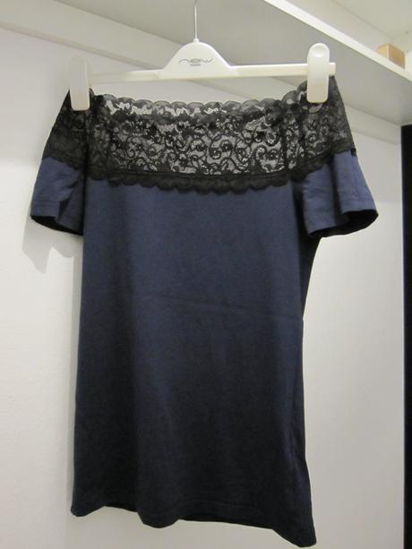 Tmavomodre elegantne tricko s ciernou krajkou, bonprix,36