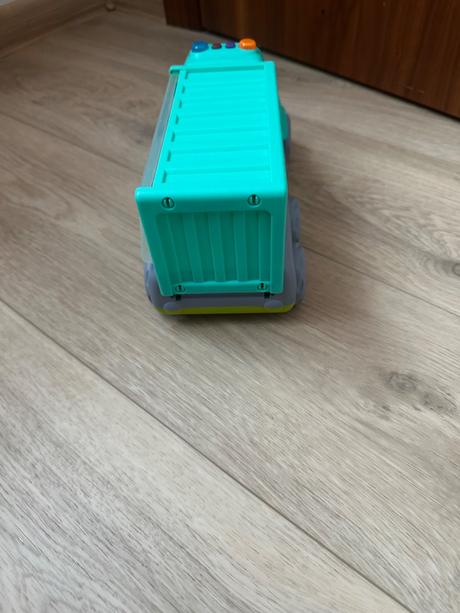 Autíčko vydávajúce zvuky s panacikmi,