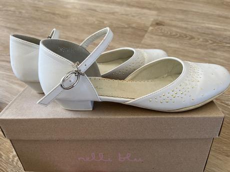 Poltopánky na slávnosť, nelli blu,38