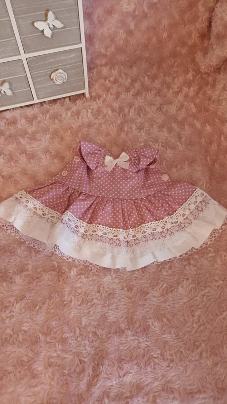 Bábika v obojstranných šatečkách,