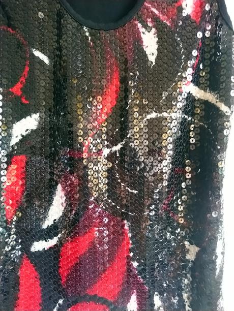 Elastický čierny top flitrový farebný motív vpredu, s