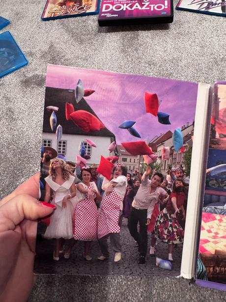 Dvd  v  peřine  s luciou bílou, 