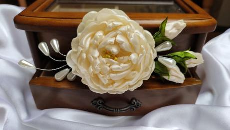 Pivonka ako ozdoba do vlasov,