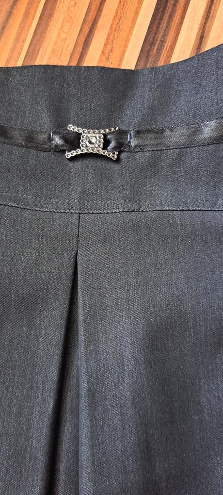 Tmavosivá sukňa, 134