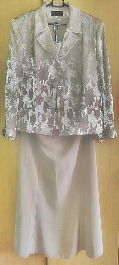 Trojdielny sukňový kostým, 46