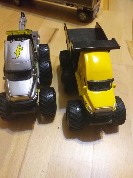 Mam na predaj kovové autá 2ks,