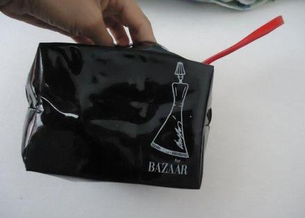 Čierna lakovaná kozmetická taštička,