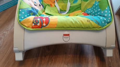 Vibračné kresielko a kolotoč fisher price, 