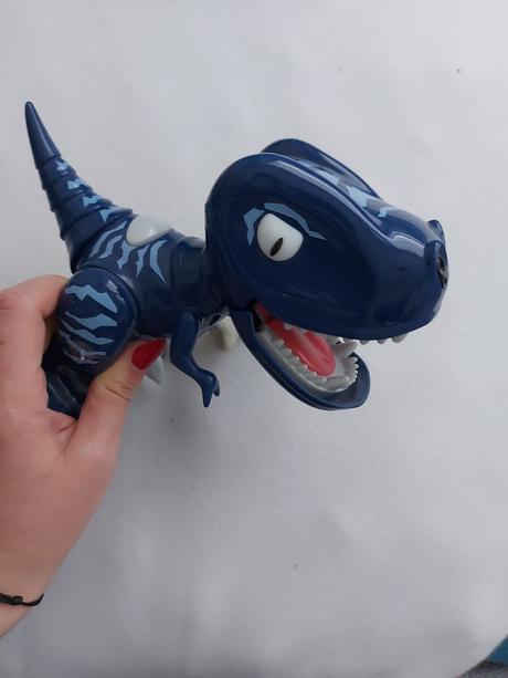 Interaktivny dinosaurus t-rex, 