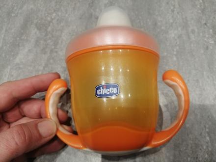 Chicco hrnček s náustkom a s držadlami 200ml 6m+, chicco