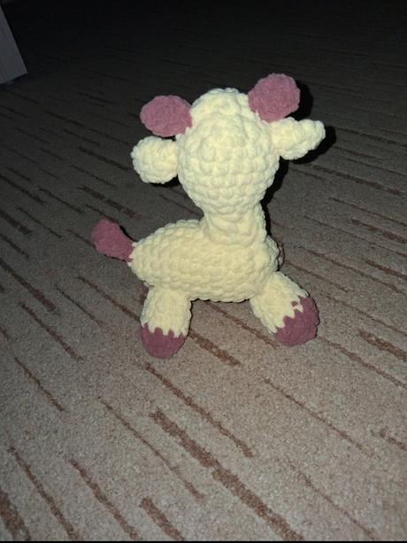 Ručne robená hačkovaná žirafa, 