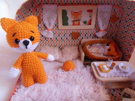 Kufrík/domček s rodinkou háčkovaných lístičiek,