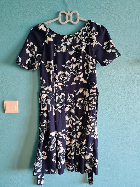 Tmavomodré šaty, 40