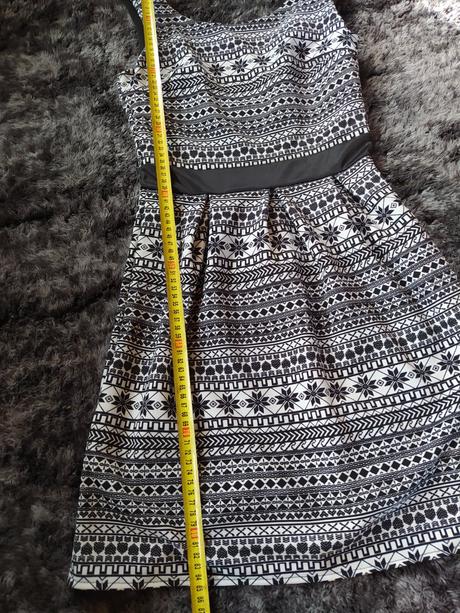 Šaty so zimným motívom, s