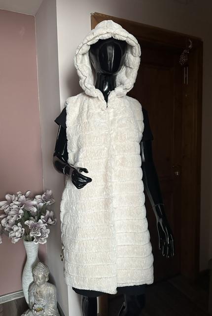 Krásna mäkučká béžová vesta s kapucňou zn. magenta, l / m