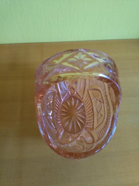 Sklenený ružový košík, 