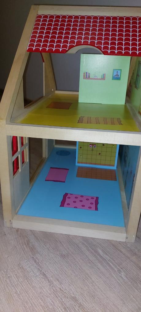 Dreveny domcek s prislusenstvom,