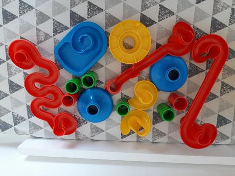 Veľa kociek a jedna skladačka.,