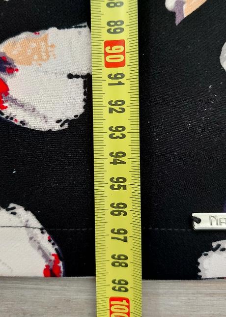 Čierne kvetinové šaty, 38