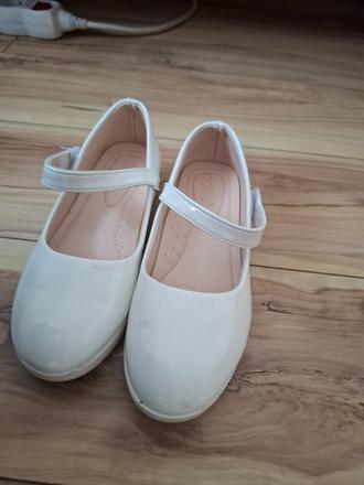 Dievcenske topanky, 33