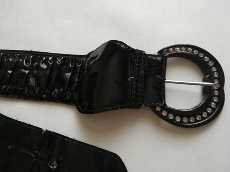 Čierny opasok lesklý, 