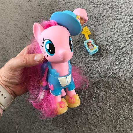 My little pony s oblecenim a klobukom, 