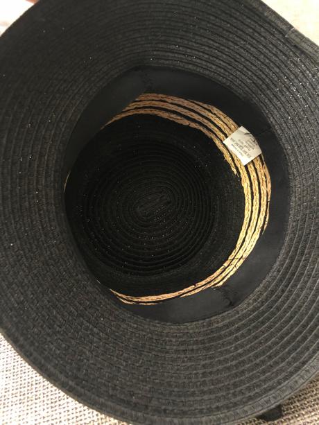 Čierny elegantný dámsky klobúk,