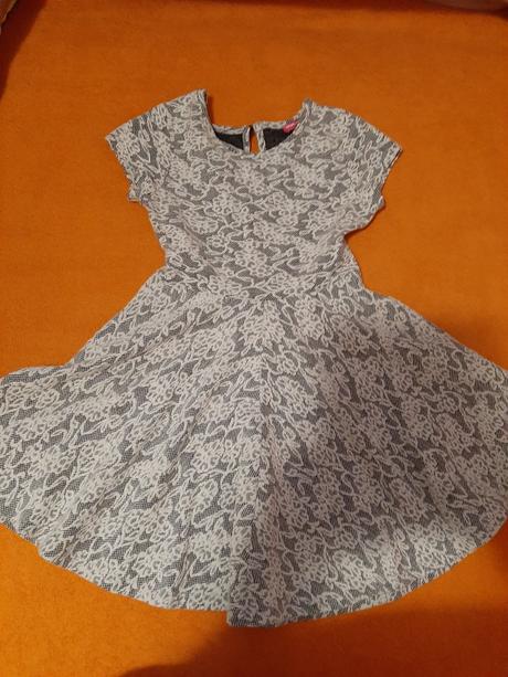Predám dievčenské šaty, 128
