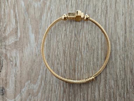 Krasny naramok s krizikom.chir.ocel.uni.novy, 