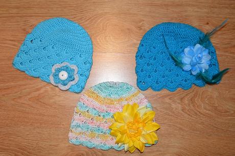 Háčkovaná čiapočka s kvetom, <50 - 158