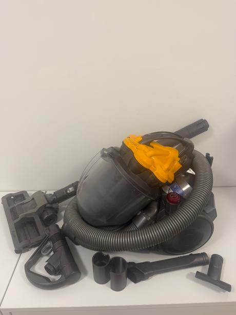 Dyson vysávač + príslušenstvo,