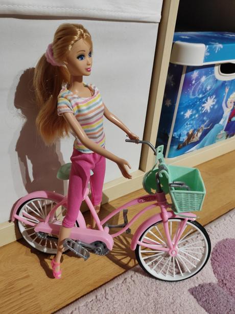Bábika na bicykli, 