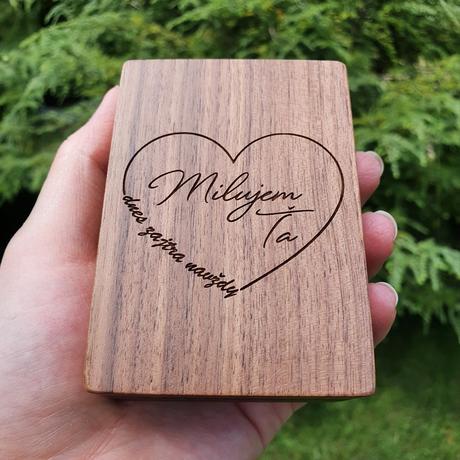 Drevená krabička na zásnubný prsteň áno,